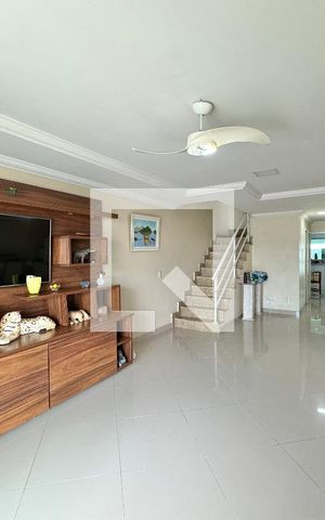 Casa de condomínio à venda com 296m², 4 quartos e 3 vagas Casa de condomínio à venda com 296m², 4 quartos e 3 vagasSala