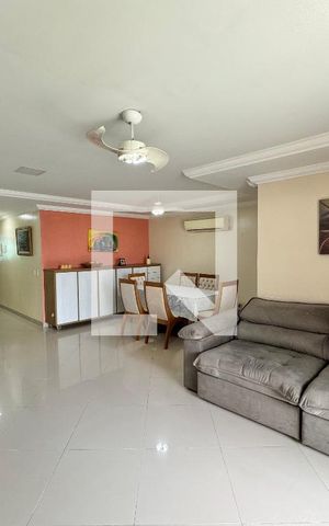 Casa de condomínio à venda com 296m², 4 quartos e 3 vagas Casa de condomínio à venda com 296m², 4 quartos e 3 vagasSala