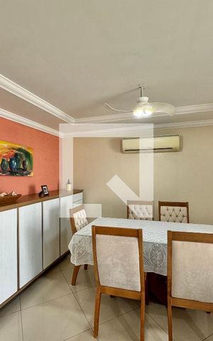 Casa de condomínio à venda com 296m², 4 quartos e 3 vagas Casa de condomínio à venda com 296m², 4 quartos e 3 vagasSala