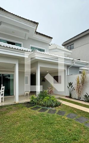 Casa de condomínio à venda com 296m², 4 quartos e 3 vagas Casa de condomínio à venda com 296m², 4 quartos e 3 vagasÁrea externa