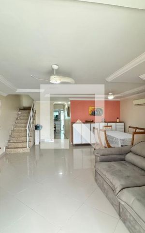 Casa de condomínio à venda com 296m², 4 quartos e 3 vagas Casa de condomínio à venda com 296m², 4 quartos e 3 vagasSala