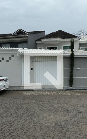 Casa de condomínio à venda com 296m², 4 quartos e 3 vagas Casa de condomínio à venda com 296m², 4 quartos e 3 vagasFachada