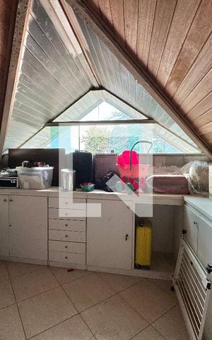 Casa de condomínio à venda com 296m², 4 quartos e 3 vagas Casa de condomínio à venda com 296m², 4 quartos e 3 vagasSótão