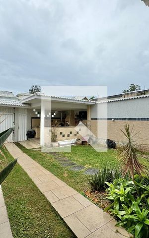 Casa de condomínio à venda com 296m², 4 quartos e 3 vagas Casa de condomínio à venda com 296m², 4 quartos e 3 vagasÁrea externa