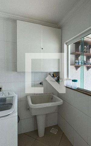 Casa de condomínio à venda com 296m², 4 quartos e 3 vagas Casa de condomínio à venda com 296m², 4 quartos e 3 vagasÁrea de Serviço