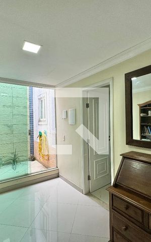 Casa de condomínio à venda com 296m², 4 quartos e 3 vagas Casa de condomínio à venda com 296m², 4 quartos e 3 vagasHall Íntimo