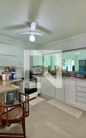 Casa de condomínio à venda com 296m², 4 quartos e 3 vagas Casa de condomínio à venda com 296m², 4 quartos e 3 vagasCozinha