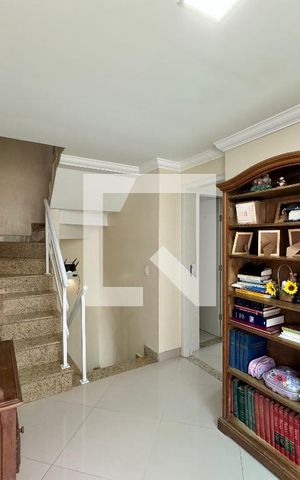 Casa de condomínio à venda com 296m², 4 quartos e 3 vagas Casa de condomínio à venda com 296m², 4 quartos e 3 vagasHall Íntimo