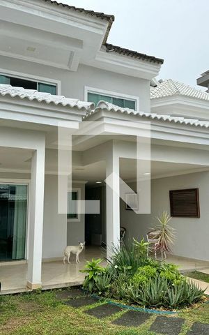Casa de condomínio à venda com 296m², 4 quartos e 3 vagas Casa de condomínio à venda com 296m², 4 quartos e 3 vagasÁrea externa