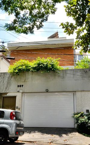 Casa à venda com 250m², 3 quartos e 2 vagasFachada