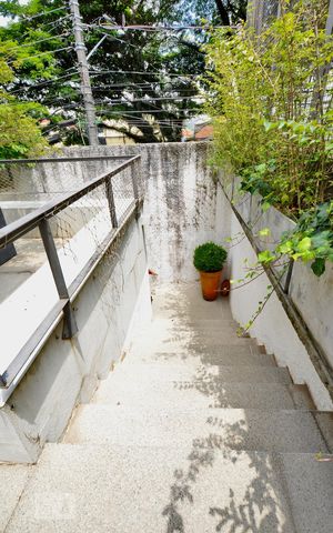 Casa à venda com 250m², 3 quartos e 2 vagasEscada