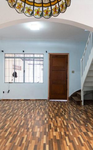 Casa à venda com 100m², 4 quartos e 2 vagasSala