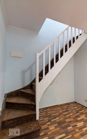 Casa à venda com 100m², 4 quartos e 2 vagasEscada