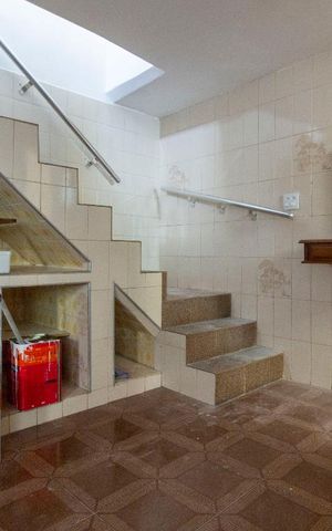 Casa à venda com 200m², 4 quartos e 3 vagas Casa à venda com 200m², 4 quartos e 3 vagasEscada Acesso Quartos (Parte Inferior)
