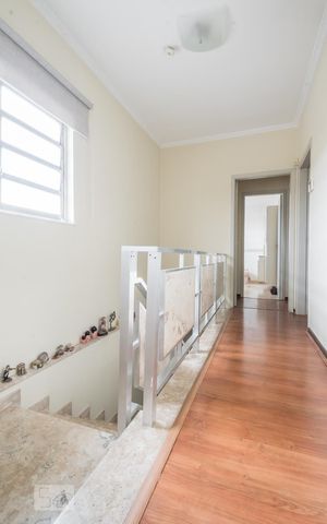 Casa à venda com 350m², 3 quartos e 3 vagas Casa à venda com 350m², 3 quartos e 3 vagasEscada
