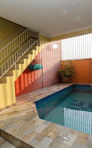 Casa à venda com 270m², 4 quartos e 6 vagas Casa à venda com 270m², 4 quartos e 6 vagasPiscina