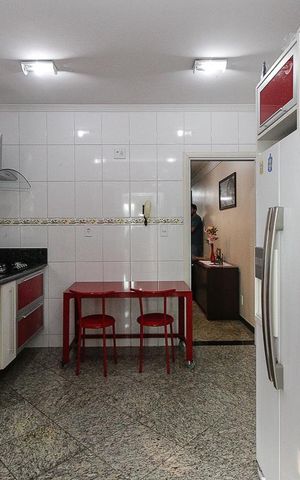 Casa à venda com 270m², 4 quartos e 6 vagas Casa à venda com 270m², 4 quartos e 6 vagasCozinha