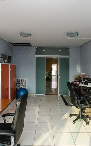 Casa à venda com 270m², 4 quartos e 6 vagas Casa à venda com 270m², 4 quartos e 6 vagasescritório