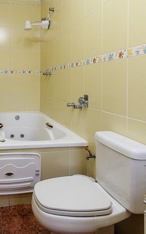 Casa à venda com 270m², 4 quartos e 6 vagas Casa à venda com 270m², 4 quartos e 6 vagasBanheiro da Suite