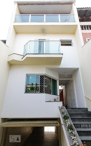 Casa à venda com 270m², 4 quartos e 6 vagas Casa à venda com 270m², 4 quartos e 6 vagasFachada