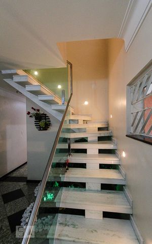 Casa à venda com 270m², 4 quartos e 6 vagas Casa à venda com 270m², 4 quartos e 6 vagasescada