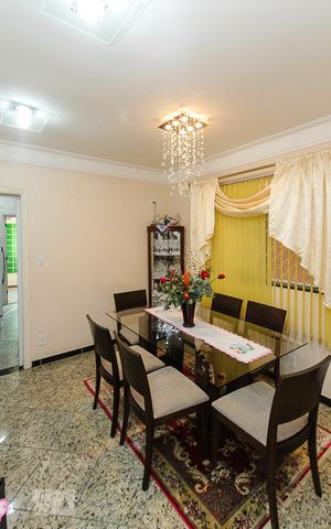 Casa à venda com 270m², 4 quartos e 6 vagas Casa à venda com 270m², 4 quartos e 6 vagasSala de Jantar