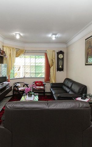 Casa à venda com 270m², 4 quartos e 6 vagas Casa à venda com 270m², 4 quartos e 6 vagasSala