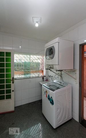 Casa à venda com 270m², 4 quartos e 6 vagas Casa à venda com 270m², 4 quartos e 6 vagasÁrea de Serviço