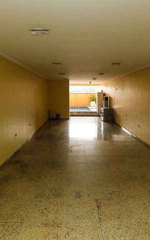 Casa à venda com 270m², 4 quartos e 6 vagas Casa à venda com 270m², 4 quartos e 6 vagasGaragem