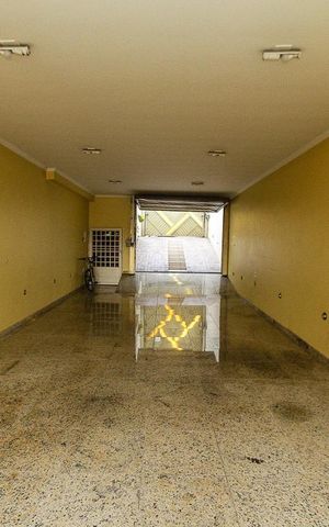 Casa à venda com 270m², 4 quartos e 6 vagas Casa à venda com 270m², 4 quartos e 6 vagasGaragem