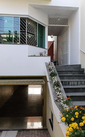 Casa à venda com 270m², 4 quartos e 6 vagas Casa à venda com 270m², 4 quartos e 6 vagasFachada