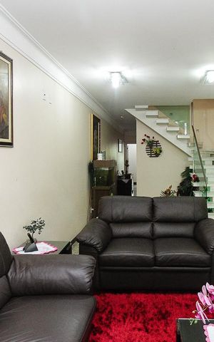 Casa à venda com 270m², 4 quartos e 6 vagas Casa à venda com 270m², 4 quartos e 6 vagasSala