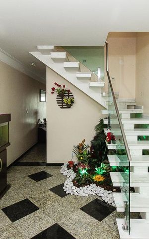 Casa à venda com 270m², 4 quartos e 6 vagas Casa à venda com 270m², 4 quartos e 6 vagasSala