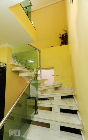 Casa à venda com 270m², 4 quartos e 6 vagas Casa à venda com 270m², 4 quartos e 6 vagasescada