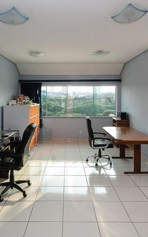 Casa à venda com 270m², 4 quartos e 6 vagas Casa à venda com 270m², 4 quartos e 6 vagasescritório