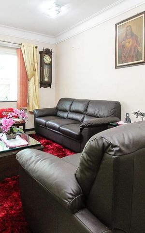 Casa à venda com 270m², 4 quartos e 6 vagas Casa à venda com 270m², 4 quartos e 6 vagasSala