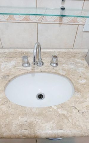 Apartamento à venda com 75m², 2 quartos e 1 vagaDetalhe banheiro 