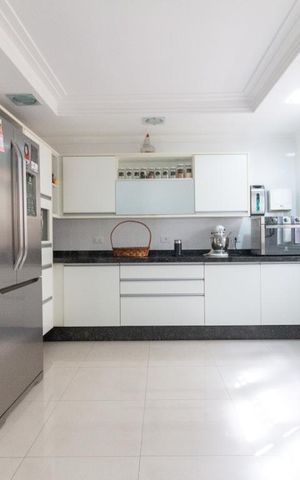 Casa de condomínio à venda com 300m², 3 quartos e 4 vagas Casa de condomínio à venda com 300m², 3 quartos e 4 vagascozinha