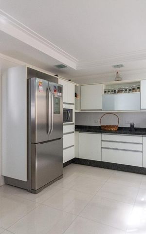 Casa de condomínio à venda com 300m², 3 quartos e 4 vagas Casa de condomínio à venda com 300m², 3 quartos e 4 vagascozinha