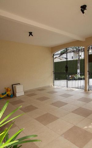 Casa de condomínio à venda com 300m², 3 quartos e 4 vagas Casa de condomínio à venda com 300m², 3 quartos e 4 vagasgaragem