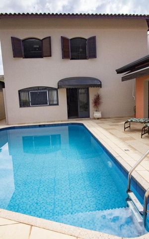 Casa de condomínio à venda com 300m², 3 quartos e 4 vagas Casa de condomínio à venda com 300m², 3 quartos e 4 vagasÁrea comum - Piscina