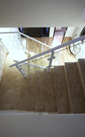 Casa para alugar com 500m², 5 quartos e 4 vagasEscada 