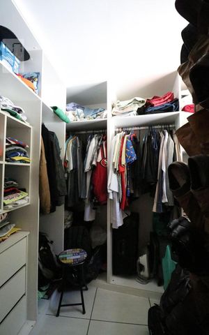Casa à venda com 182m², 5 quartos e 5 vagasCloset