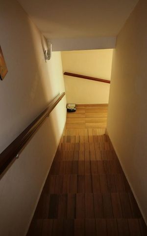 Casa à venda com 182m², 5 quartos e 5 vagasEscada para o andar de baixo