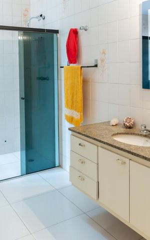 Casa à venda com 220m², 4 quartos e 4 vagas Casa à venda com 220m², 4 quartos e 4 vagasCasa 1 - Banheiro da suite