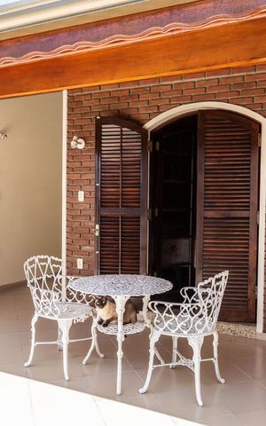Casa à venda com 220m², 4 quartos e 2 vagas Casa à venda com 220m², 4 quartos e 2 vagasVaranda Quarto 1