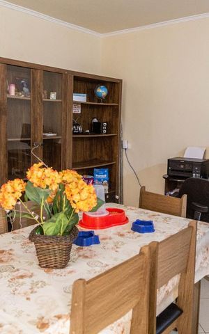 Casa à venda com 220m², 4 quartos e 2 vagas Casa à venda com 220m², 4 quartos e 2 vagasSala