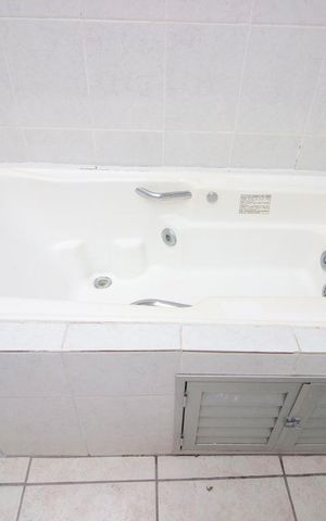 Casa à venda com 180m², 5 quartos e 2 vagasBanheira
