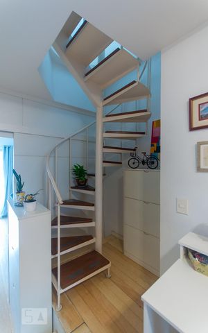 Apartamento à venda com 165m², 3 quartos e 1 vagaescada