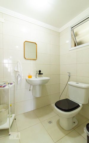 Casa à venda com 330m², 3 quartos e 4 vagasBanheiro Serviço